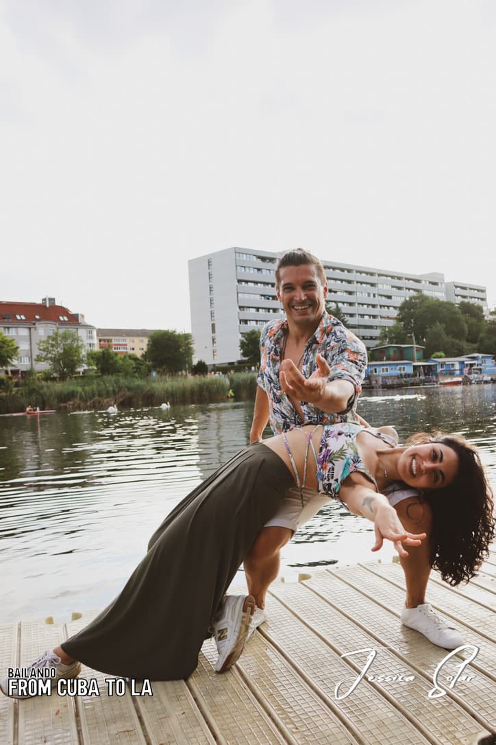Steve Manera als Tänzer — Salsa/Bachata-Figur am Wasser