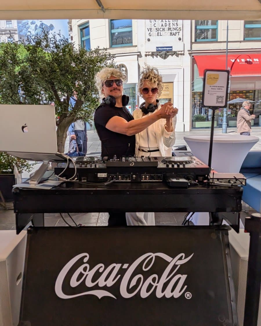 Steve Manera & Tanita am Coca-Cola-Markenbooth in der Wiener Innenstadt