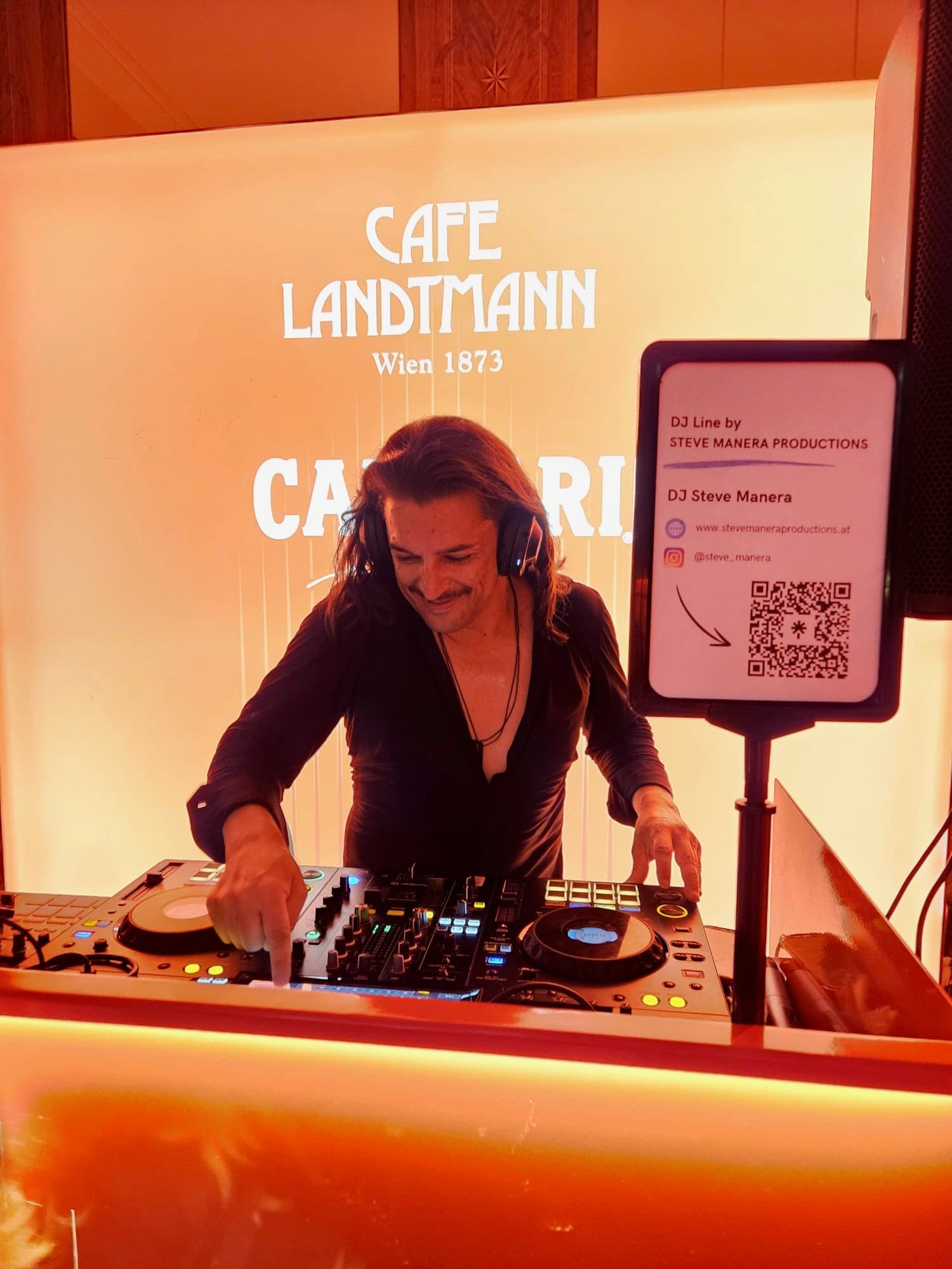 Steve Manera am DJ-Pult im Café Landtmann — Campari