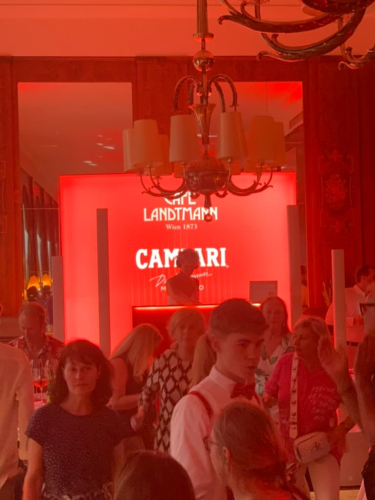 Marken-Aktivierung Café Landtmann · Campari — Tanita am Pult vor vollem Haus