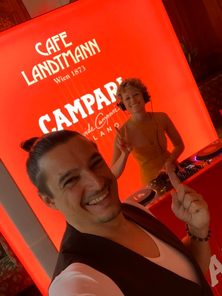 Steve Manera & Tanita bei einer Marken-Aktivierung — Café Landtmann · Campari