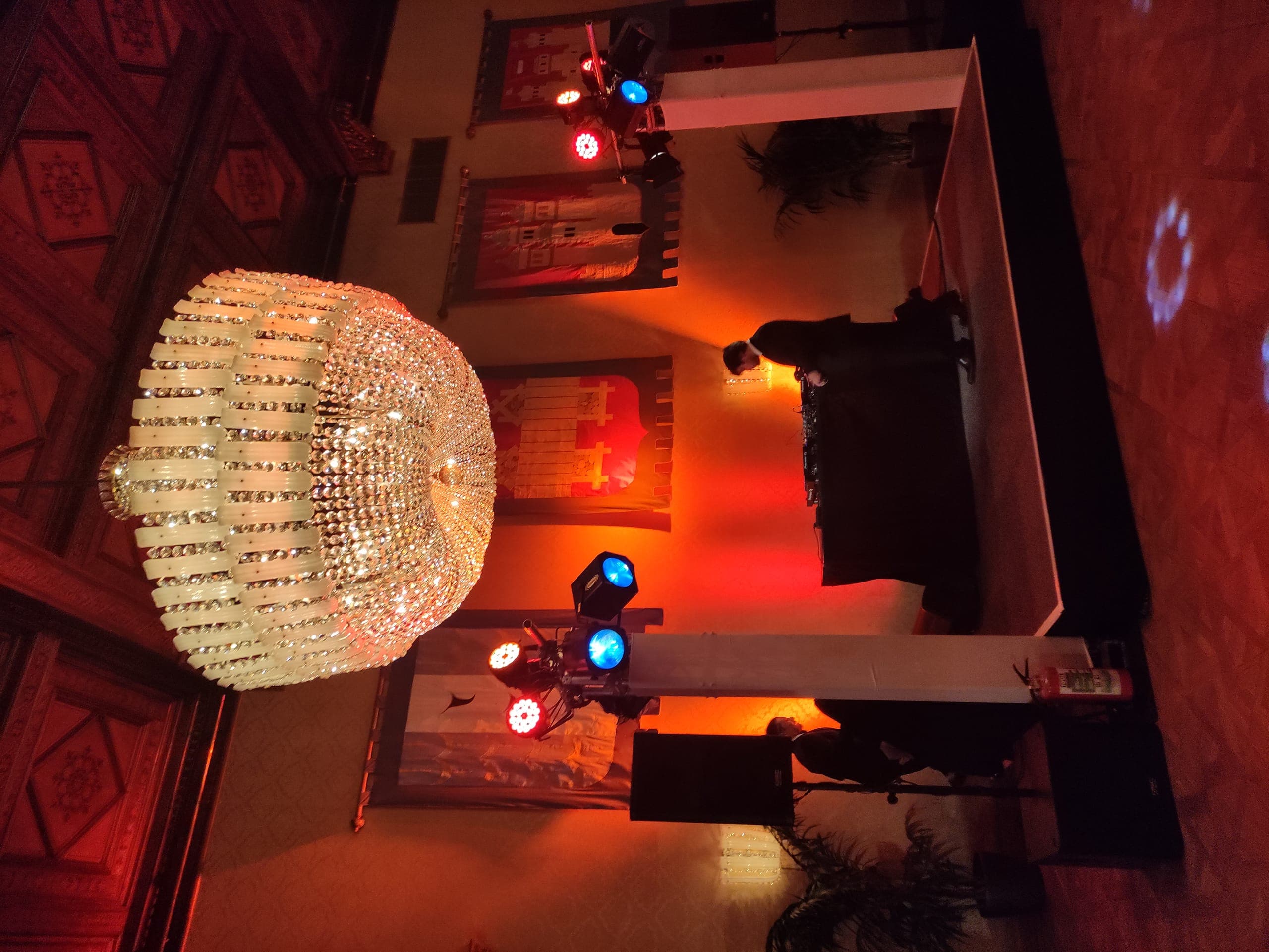 Steve Manera am Pult unter dem Kristallluster beim Concordia Ball