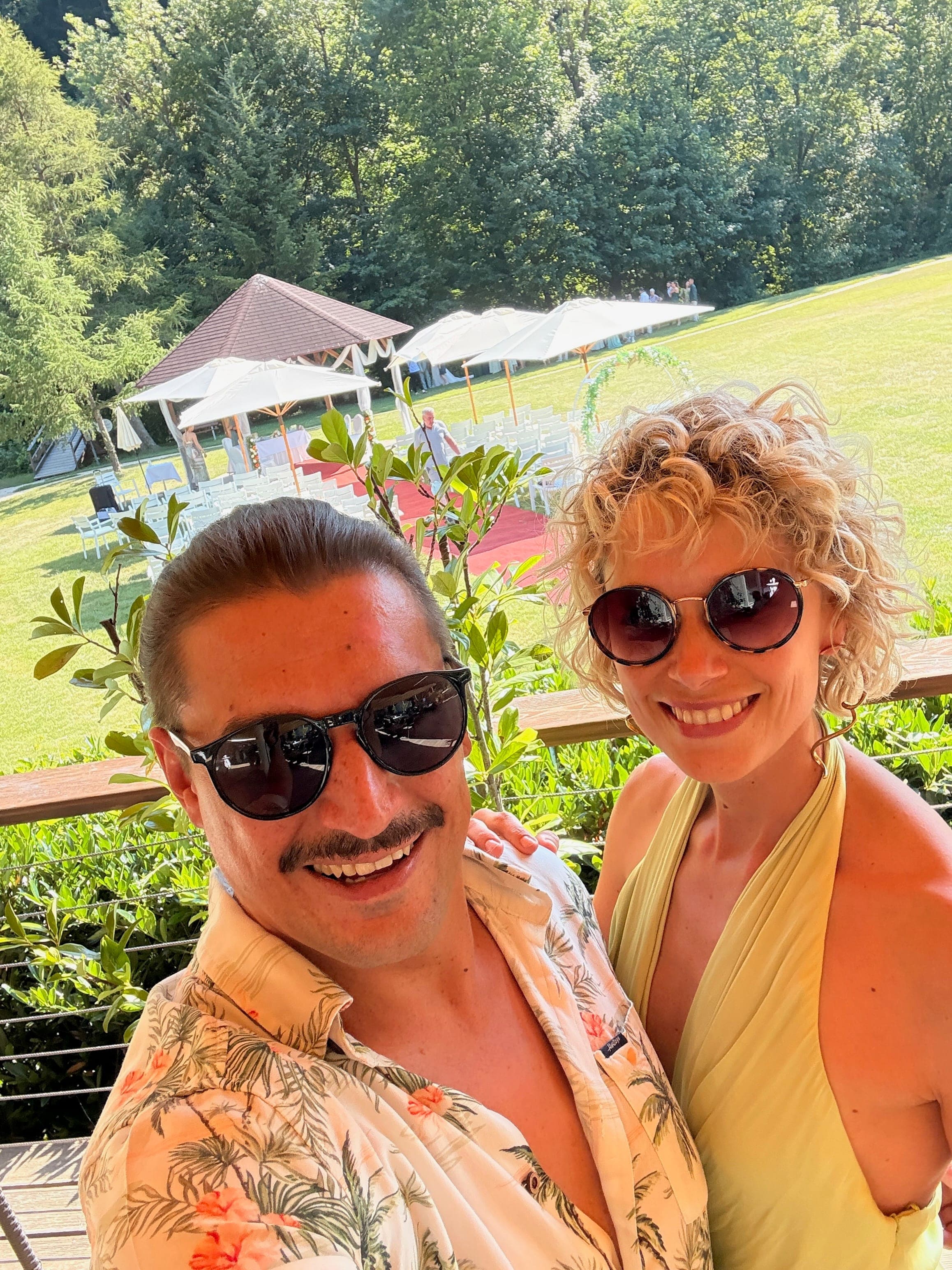 Steve Manera und Tanita als DJ-Duo bei einer Sommerhochzeit