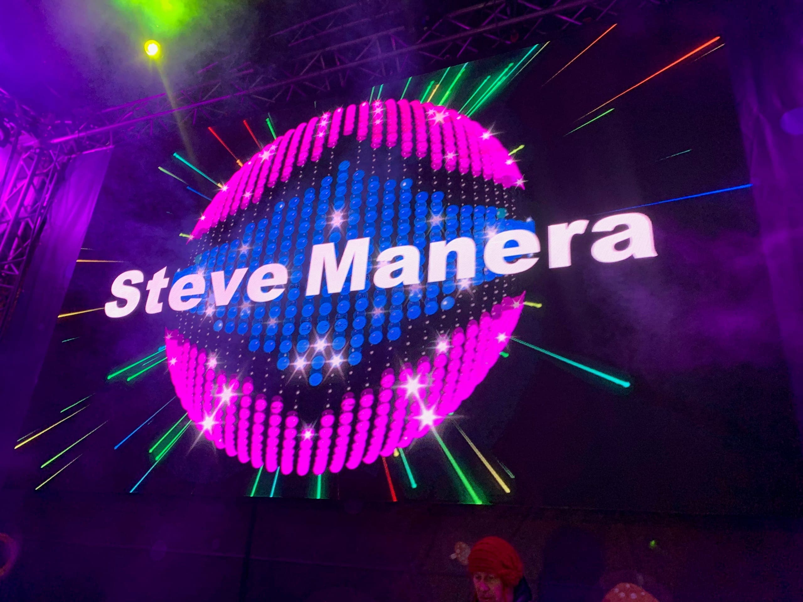 Der Schriftzug Steve Manera auf der LED-Wand beim Wiener Silvesterpfad