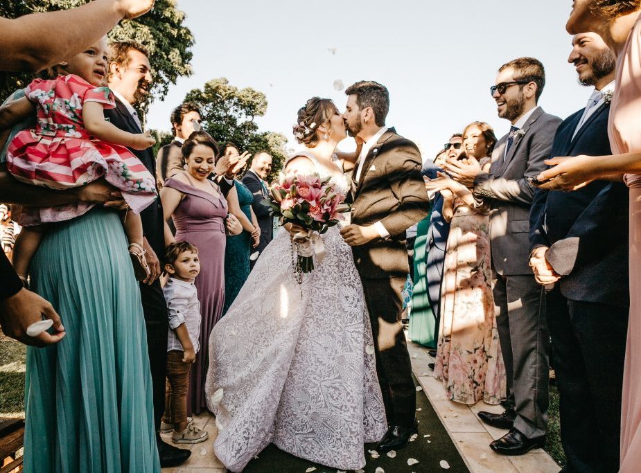 bride-and-groom-kissing-3263714-1024x683